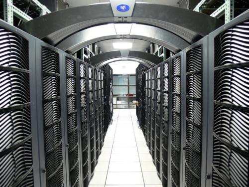バージニア工科大学のデータセンターです。研究チームの大学とは別の大学の施設で、チームはこうした計算の力を使う追加の学習をやり直して、AIが治るかを確かめました。