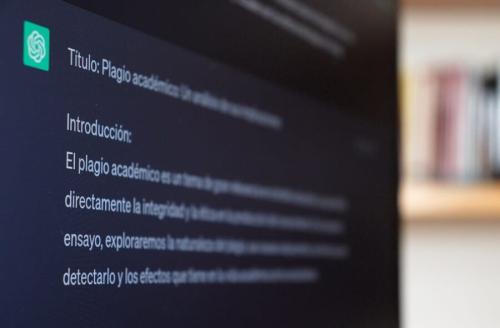 AIのチャットボットが作った、盗用についての作文の一部を写した画面です。チームは、使われ続け、更新され続けるAIには、定期的な「頭の健康診断」が要ると訴えています。
