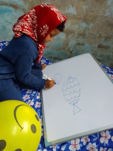 板に向かって、自分から進んで絵を描く子どもです。創造性は、こうした誰かに言われてではなく夢中で取り組む姿と重ねて語られがちでした。