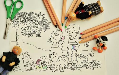 色鉛筆やはさみと、ぬり絵の紙です。創作の楽しさは、空想の動物の課題を除けば、子どもの方が大きいと答えていました。