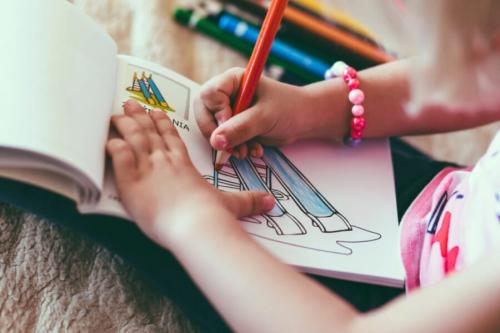 色鉛筆で、ぬり絵に色をぬる子どもです。子どもに多かった答えは、「ほぼ毎日」何かを作ったり描いたりしているというものでした。