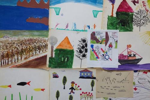 子どもたちが描いた絵です(ロシア・ロストフ・ナ・ドヌ)。毎日のように自信たっぷりに描く子どもの姿が、大人の目に「創造的」と映るのかもしれません。
