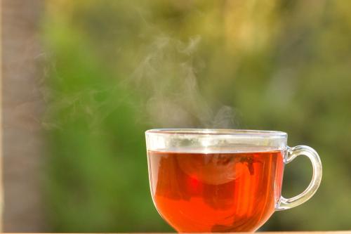 湯気の立つ紅茶の入った、ガラスのカップです。研究の舞台になったイギリスは、熱い飲み物が広く飲まれている国です。