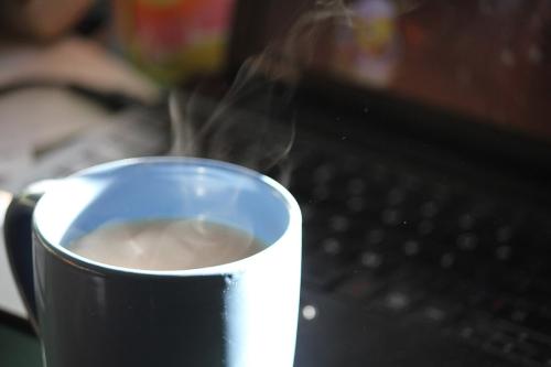 撮った人が「今朝はいつもより湯気が立っていた」と書き添えた、1杯の紅茶です。研究チームは、カギを握るのは飲み物の成分ではなく温度だとみています。
