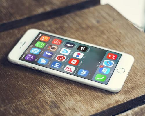 スマートフォンの画面に並ぶ、SNSのアプリのアイコンです。研究チームは、愛着と自己愛の組み合わせが、こうしたSNSの使い方とどう関わるかを調べました。