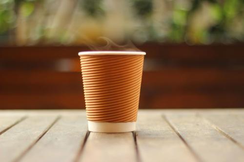 湯気の立つ紙コップです。紅茶でもコーヒーでも、温度と扁平上皮がんの関係は変わりませんでした。