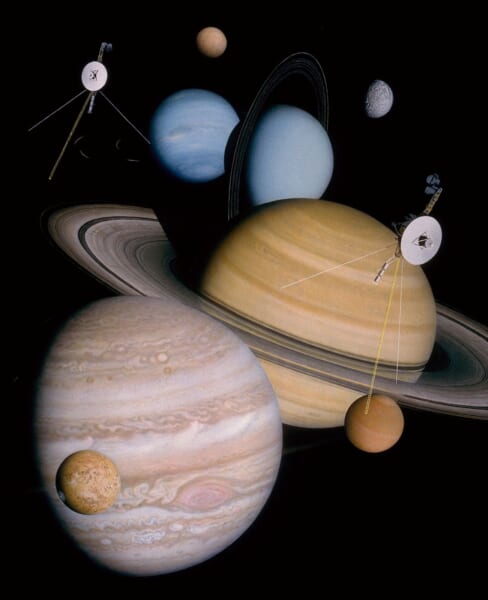 ボイジャー探査機と、2機が通り過ぎていった外側の惑星たちを描いた絵です。NASAのジェット推進研究所(JPL)の依頼で、記念として描かれました。