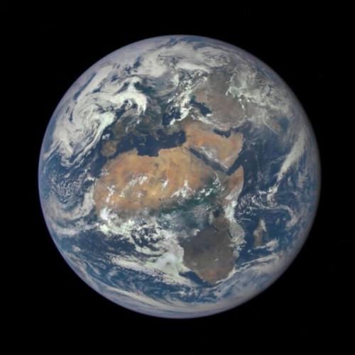 NASAの観測衛星のカメラが、地球からはるか遠くの宇宙から撮った地球で、正面にアフリカ、上のほうにヨーロッパが写っています。この丸い表面を、しわを寄せずに平らな紙へ広げることはできません。
