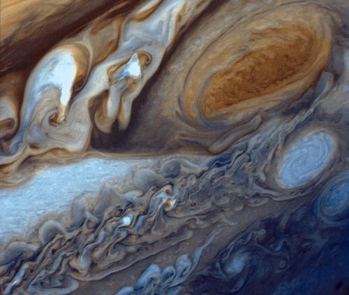 ボイジャー1号が撮った木星の雲のようすで、右上に茶色く見えるのが大赤斑です。木星のそばを通ったボイジャーが残した、数多くの観測のひとつです。