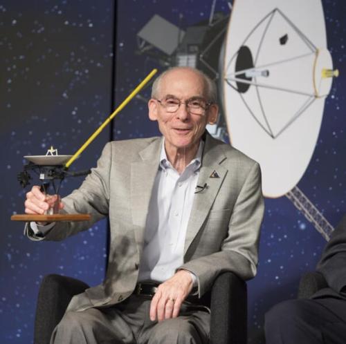 ボイジャー1号が星間空間に入ったことを知らせる記者会見で、ボイジャーの模型を手にするエド・ストーン氏です。ストーン氏はボイジャー計画の科学の取りまとめ役で、ふだんの星間空間を「静かな湖」にたとえた人でもあります。