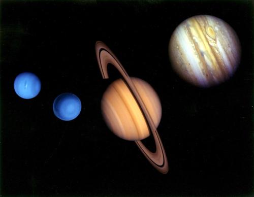 ボイジャー2号が訪れた惑星を、2機のボイジャーが撮った画像から集めて並べたものです。木星と土星のそばを通りながら、それまでの知識を塗り替えていった旅の記録です。