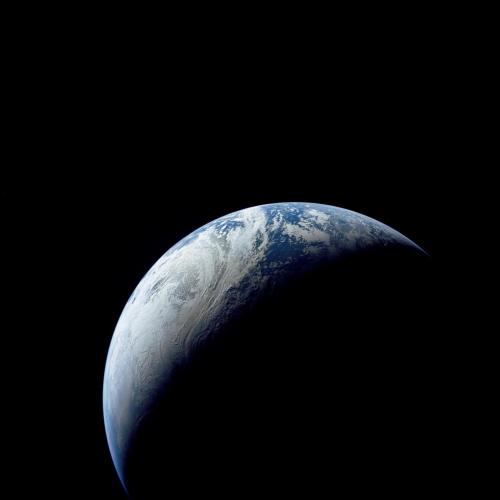 1967年11月に、無人の宇宙船アポロ4号が地球を回りながら撮った写真で、ブラジルの海岸、大西洋、西アフリカ、サハラ砂漠、南極が写っています。こうした大陸の形と広さを、1枚の平らな世界地図で両方とも正しく描くことはできません。