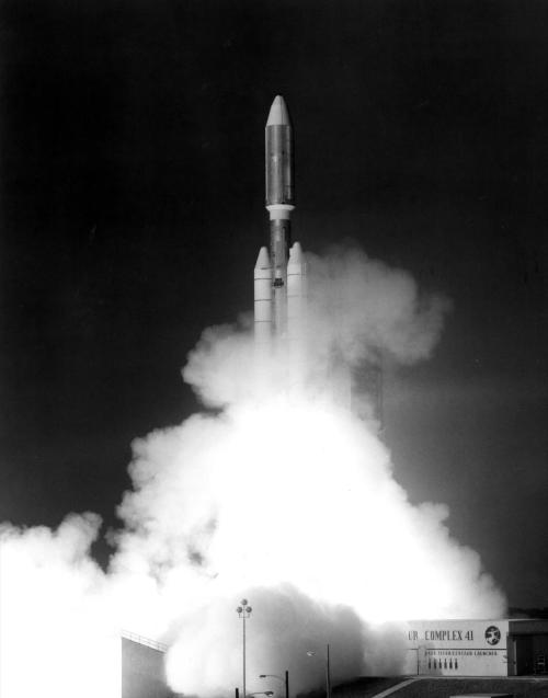 1977年9月5日に行われた、ボイジャー1号の打ち上げのようすです(米フロリダ州のNASAケネディ宇宙センター)。このときから半世紀近く、1号は飛び続けています。