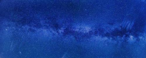 夜空を横切る天の川を写した写真です。