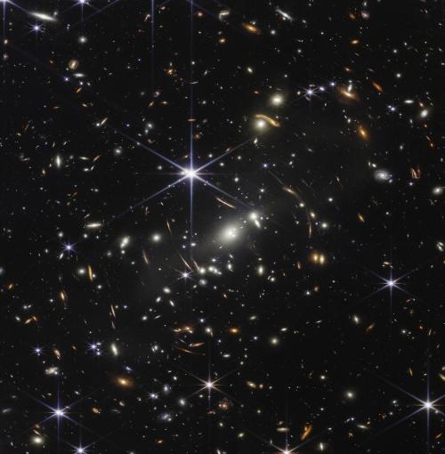 ウェッブ宇宙望遠鏡が、SMACS 0723と呼ばれる方向の遠い宇宙を赤外線で撮った画像で、公開の時点では最も深く鮮明な画像とされました。ハッブル・ウルトラ・ディープ・フィールドとは別の空の方向を撮ったもので、今回の観測のものではありません。