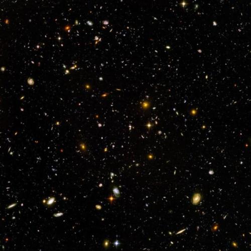ろ座にある空の小さな一角を、ハッブル宇宙望遠鏡が2003年9月3日から撮りためたデータを重ねて作った画像です。