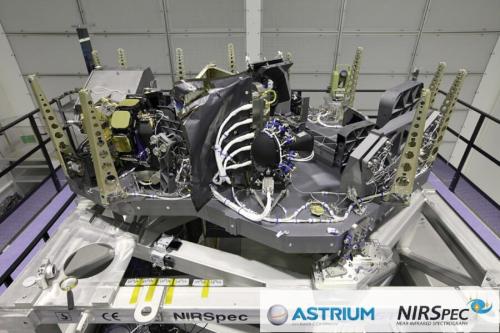 光学部のカバーを外した状態の、ウェッブ宇宙望遠鏡の分光装置NIRSpecです。この装置に並ぶたくさんの小さなシャッターを新しいやり方で開け閉めしたのが、今回の観測法です。