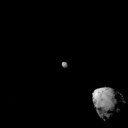 DARTが2つの小惑星をそろって写した最後の画像で、体当たりのおよそ2分半前のディディモス(大きく手前に見える方)とディモルフォスです。DARTはこのまま体当たりしましたが、核を使う作戦では、小惑星に当てずに少し離れた所で爆発させます。