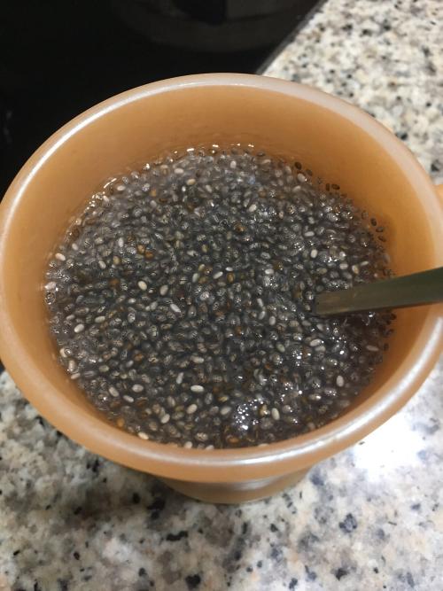 カップに入ったチアシードです。水を汚す量では、豚肉がチアシードのおよそ15倍にのぼりました。
