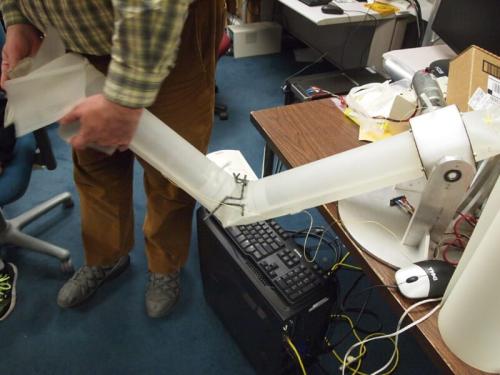 空気で膨らませて動かす、柔らかい素材のロボットの腕です(アメリカ・カーネギーメロン大学のロボティクス研究所)。ディズニー映画に出てくるベイマックスの姿を考えるときに、制作チームのヒントになったロボットです。別の研究所のロボットで、今回の藻で動く腕ではありません。