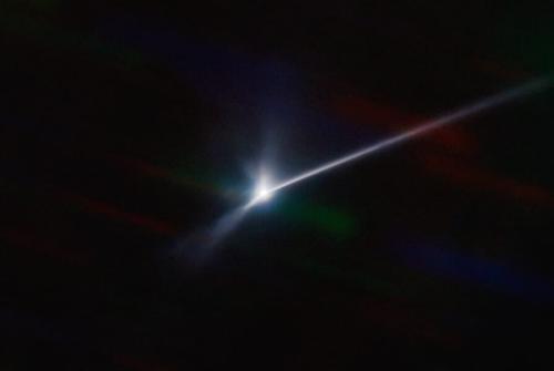 チリにあるSOAR望遠鏡で天文学者たちがとらえた、DARTの体当たりでディモルフォスの表面から吹き飛ばされた塵と岩くずの大きな広がりです。宇宙の探査機だけでなく、地上の望遠鏡からも、小惑星から飛び散った物質を追えることが分かります。