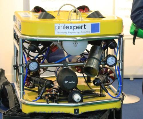 ドイツ・ハンブルクで開かれた風力の見本市(ウィンドメッセ)に出された水中ロボットです。今回の研究とは別のロボットです。