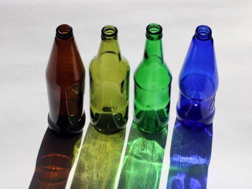 色の違うビール瓶で、左から茶色の0.5L、黄緑色の0.5L、緑色の0.4L、青色の0.46Lです。ただし、瓶の大きさだけでは、中に入っているアルコールの量は決まりません。