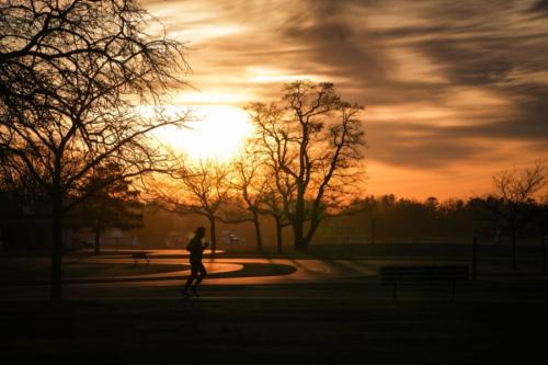 夕暮れの公園を走る人のシルエットです(イメージ写真)。