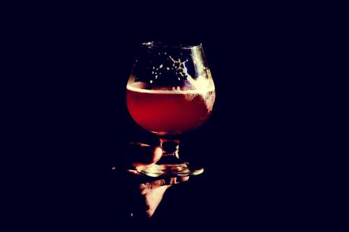 グラスに注がれたビールです。研究チームは、アメリカの飲酒の目安を、男女とも1日1杯までに厳しくするよう提案しています。