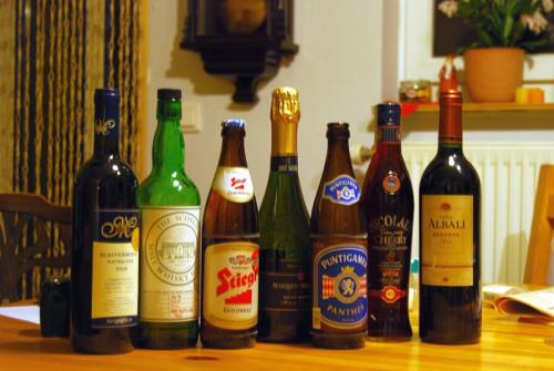 ふだんよく飲まれる、いろいろなお酒です。お酒は種類によって、含まれるアルコールの濃さがまちまちです。
