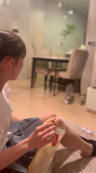 女の子に向かって駆け寄ってくる猫