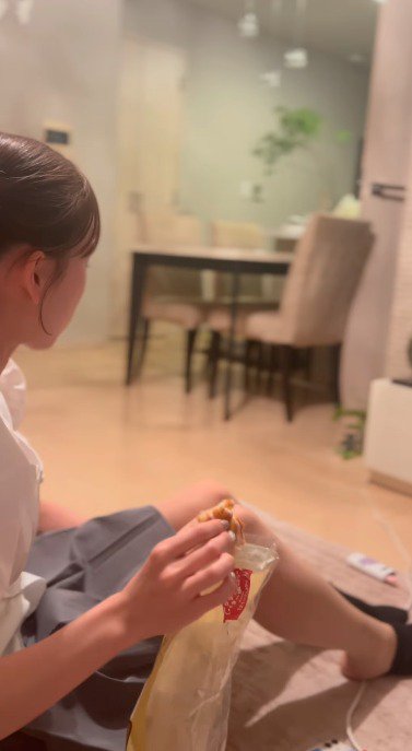 リビングで座ってくつろいでいる女の子