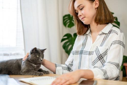 なにか言いたげな猫と若い女性