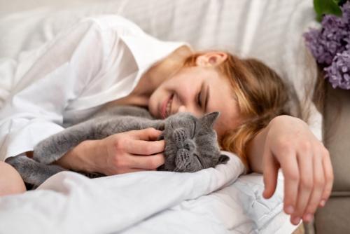 飼い主さんと同じポーズで添い寝