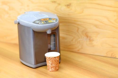 電気ポットと紙コップ