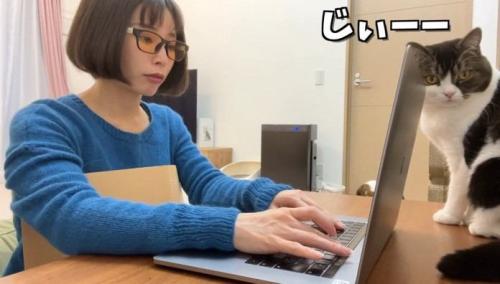 じぃー