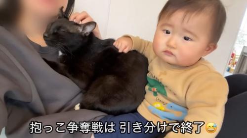 「抱っこ争奪戦は引き分けで終了」