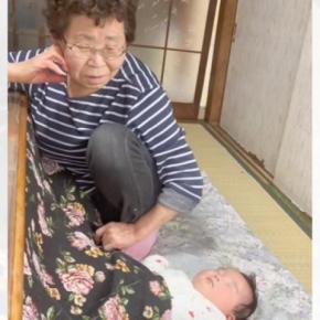 ひいおばあちゃんの横で眠っている『赤ちゃんの傍』で…猫がとった行動が尊すぎると31万再生「全てが可愛い」「幸せ空間すぎる」