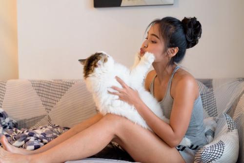 嫌がる猫と女性
