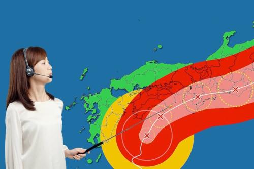 台風情報を伝えるお天気キャスター