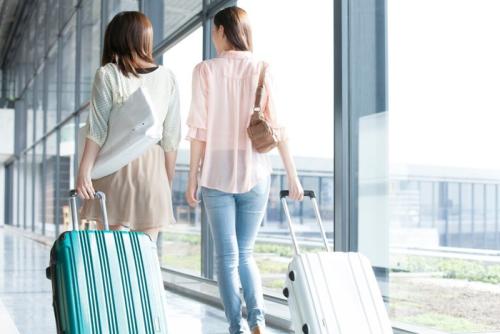 旅行へ行く女性