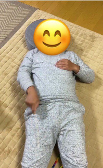 仰向けで寝ている人