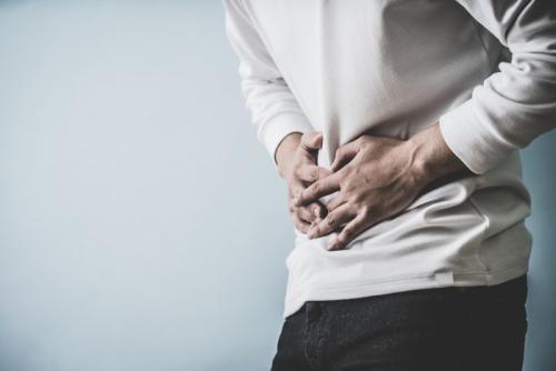 腹痛に苦しむ男性