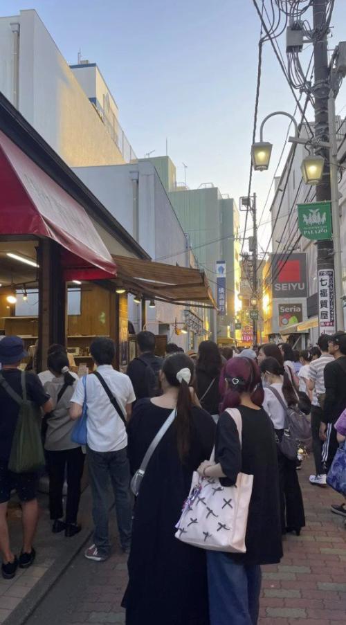 お店の前に集まる客たち