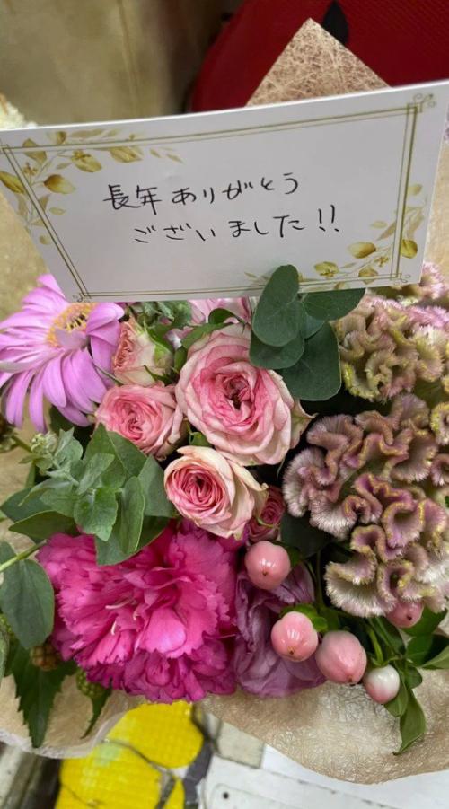 花束に添えられた「ありがとう」と書かれたメッセージカード