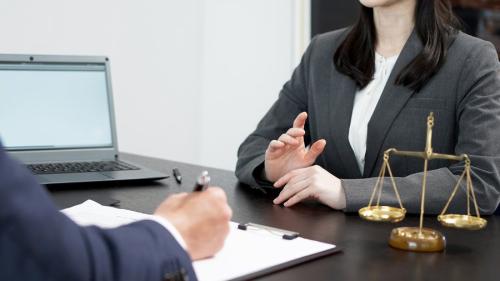 弁護士と相談する女性