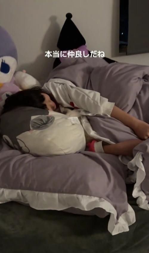 一緒に寝る猫と女の子