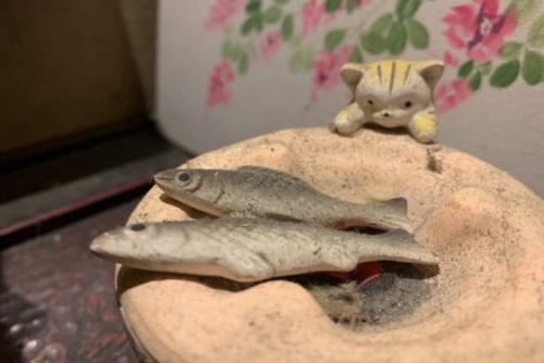 焼けている魚を見る猫のオブジェ