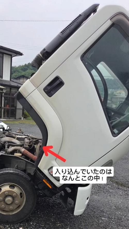 運転席を傾けたトラック