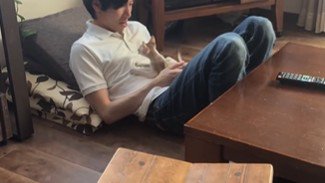 男性のおなかに乗る猫